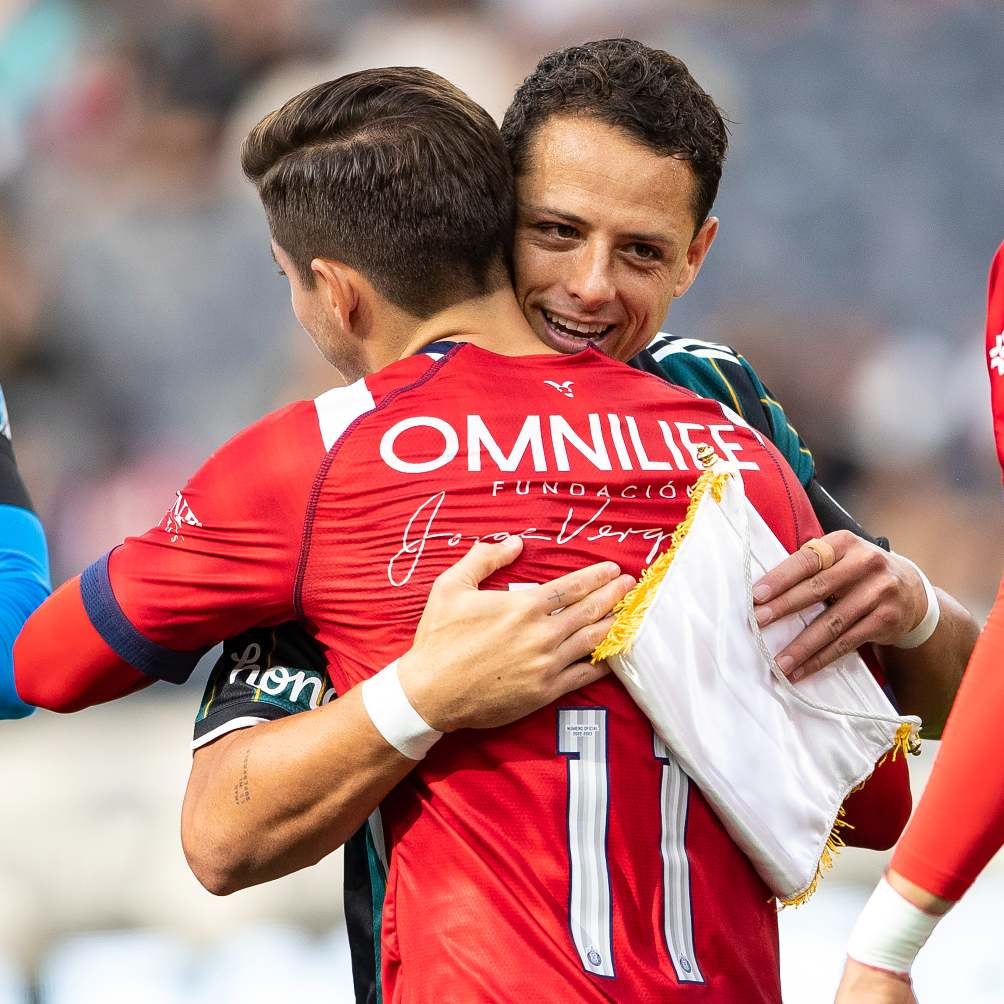 Chicharito abraza a Isaac Brizuela 