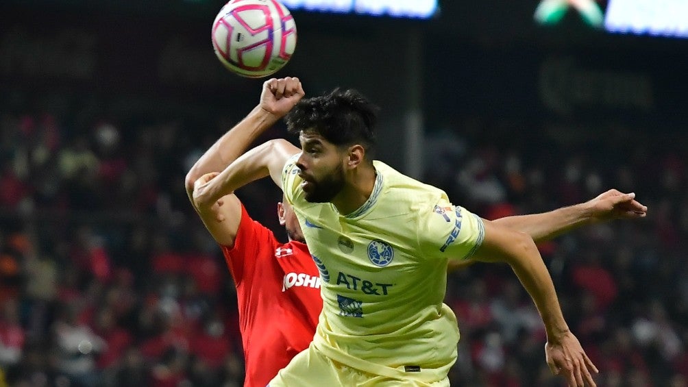 Néstor Araujo con América vs Toluca