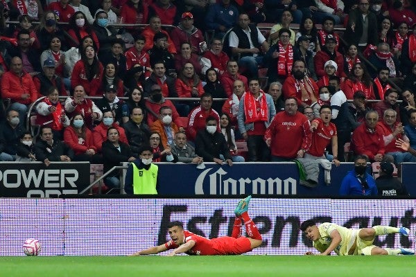 Leo Fernández en acción con Toluca vs América en la Ida de la Semifinal del AP22