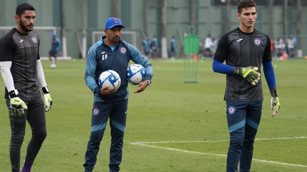 El Conejo como entrenador de arqueros de Cruz Azul