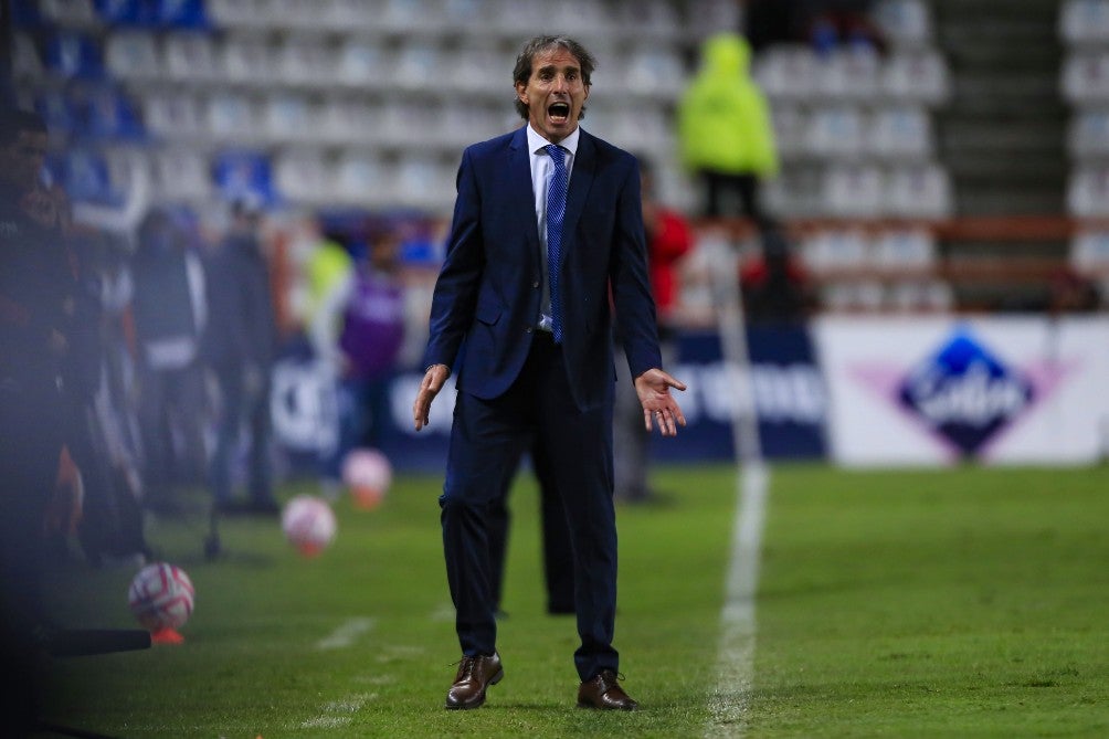 Guillermo Almada dirigiendo un partido con Pachuca