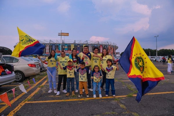 Afición del América en inmediaciones del Estadio Azteca