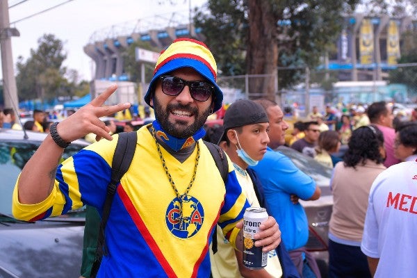 Afición del América en inmediaciones del Estadio Azteca