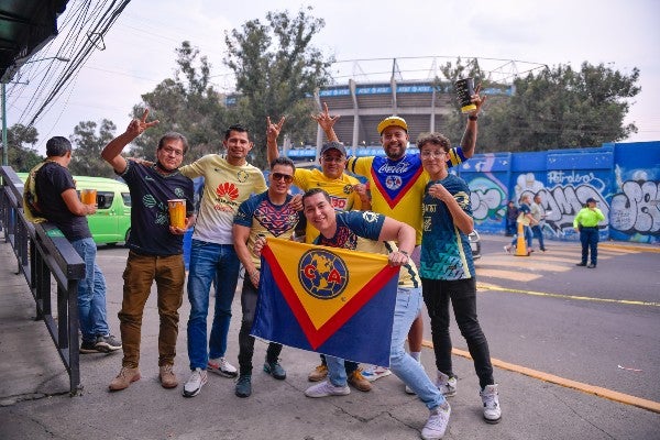 Afición del América en inmediaciones del Estadio Azteca