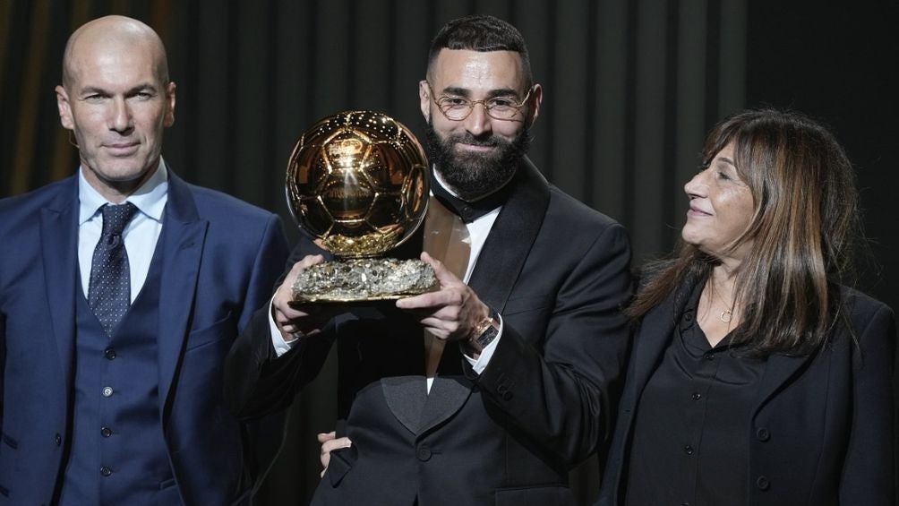 Benzema celebra el Balón de Oro