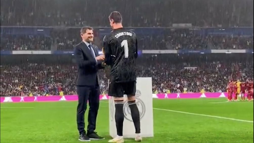 Casillas entregando el Lev Yashin