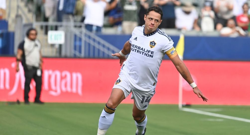 Chicharito Hernández festejando un gol