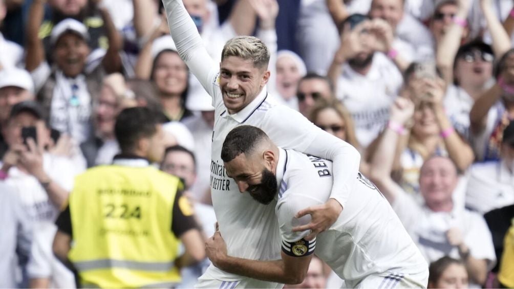 Benzema festeja gol con Valverde