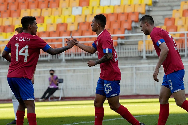 Galo durante un duelo con Costa Rica 