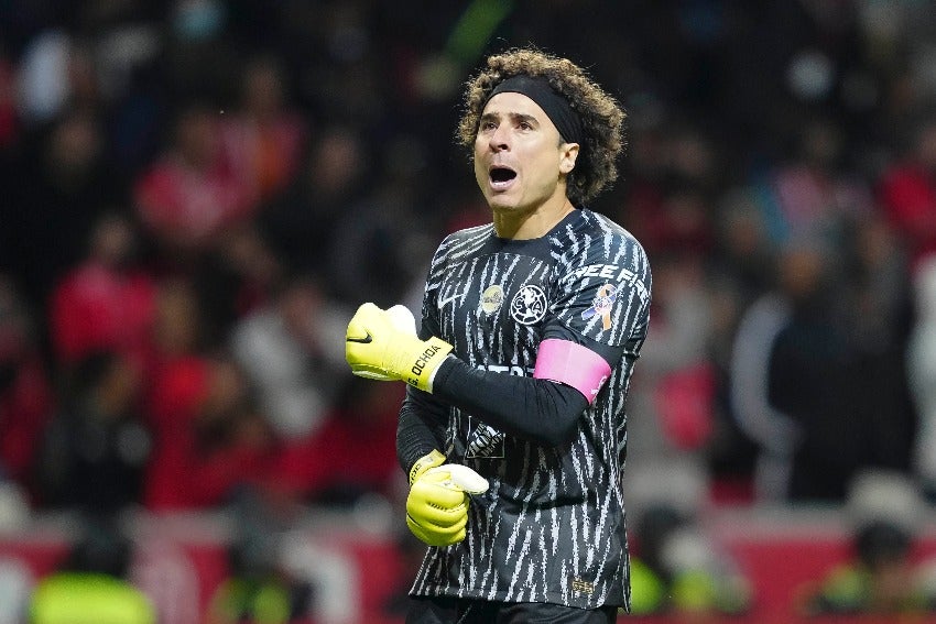 Memo Ochoa en un partido de América