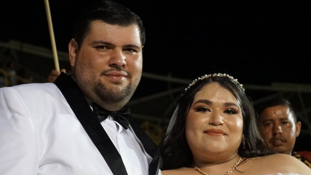 Novios en el estadio de Dorados