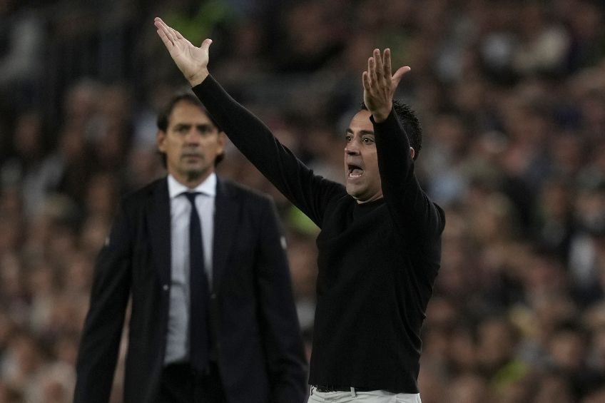 Xavi Hernández dirigiendo al Barcelona