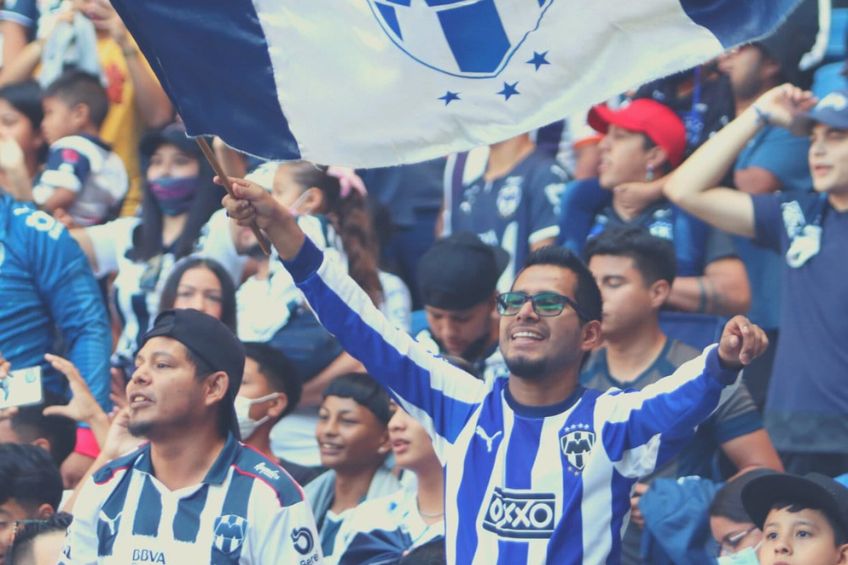 Aficionados de Rayados en un entrenamiento