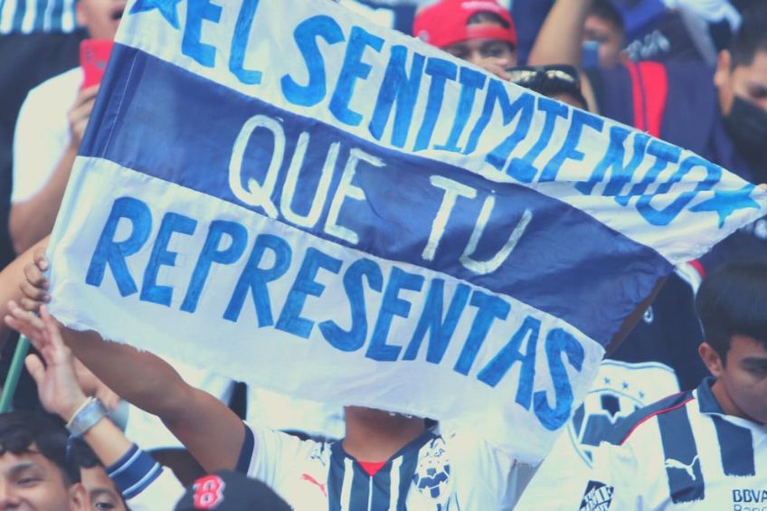 Aficionado de Rayados en un entrenamiento