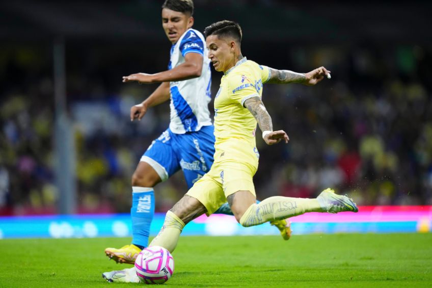 Brian Rodríguez durante un partido del América