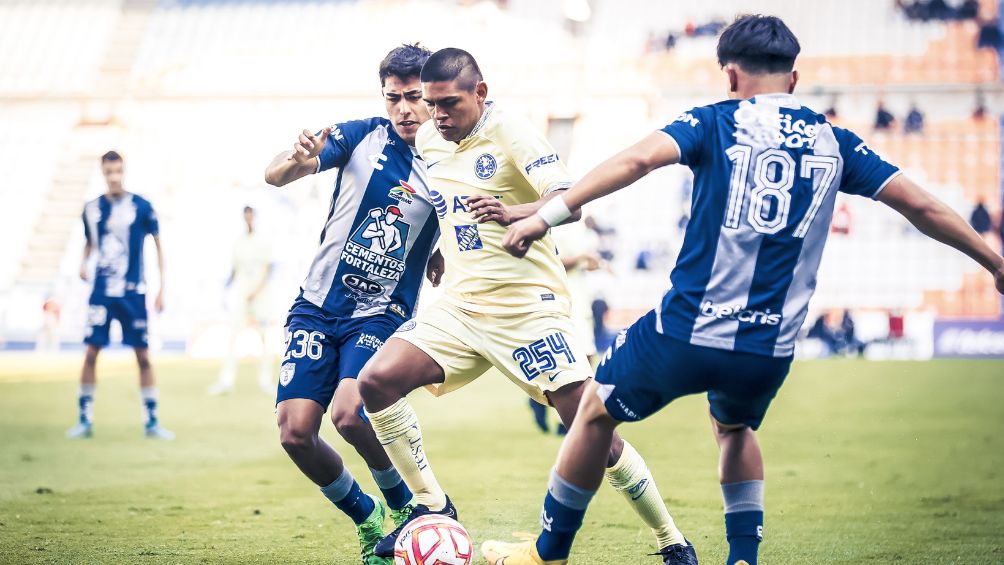 América y Pachuca disputando el balón