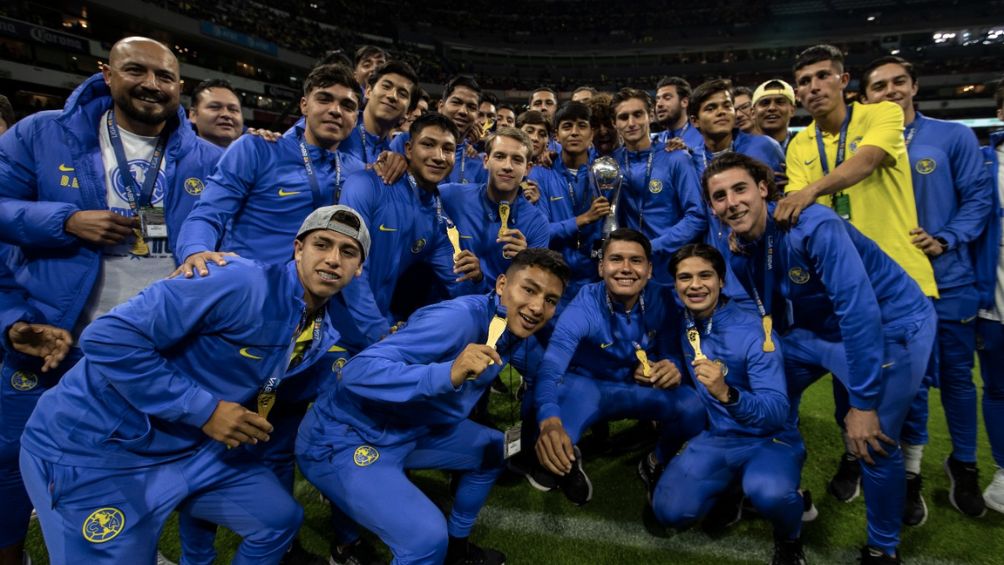 El equipo sub-18 de América celebró en el Azteca