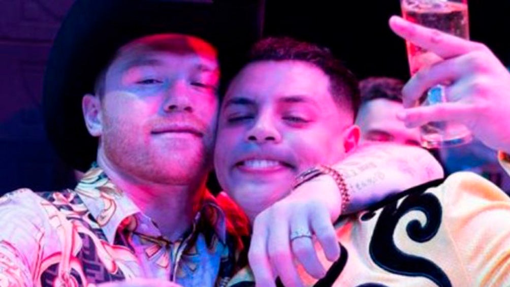 Canelo Álvarez y Eduin Caz durante una fiesta