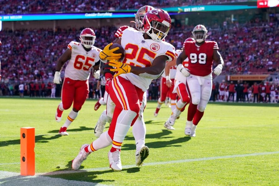 Clyde Edwards-Helaire en acción con Chiefs