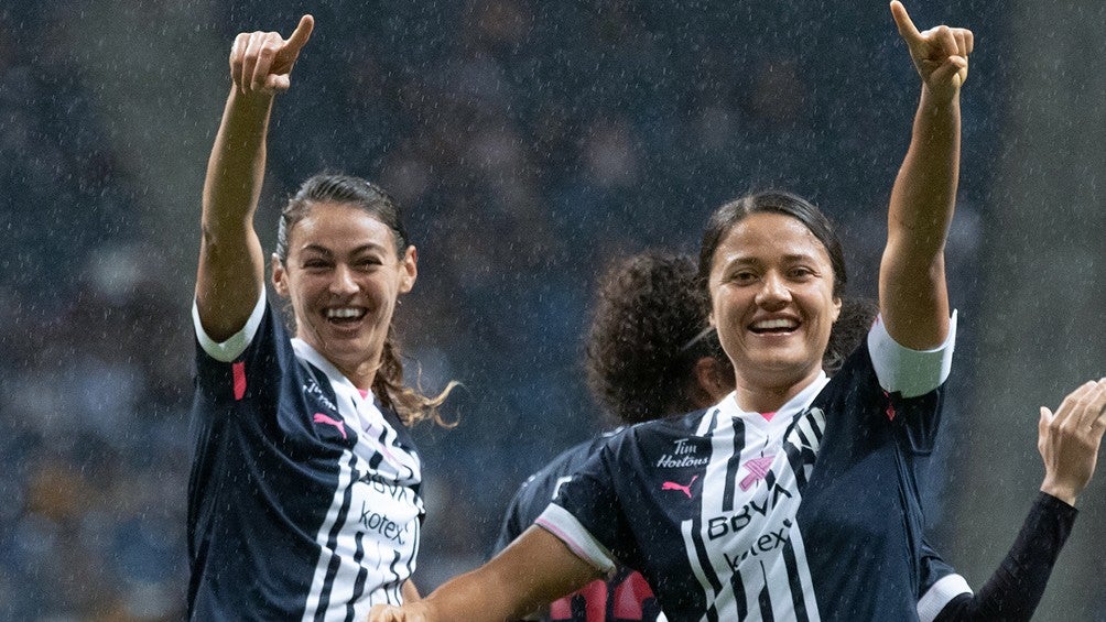 Jugadoras de Rayadas celebran en el Gigante de Acero