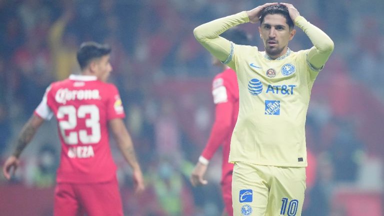 Diego Valdés reacciona durante partido con América 