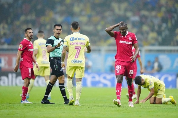 Andrés Mosquera reacciona durante partido