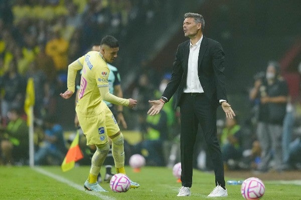 Tano Ortiz durante partido del América