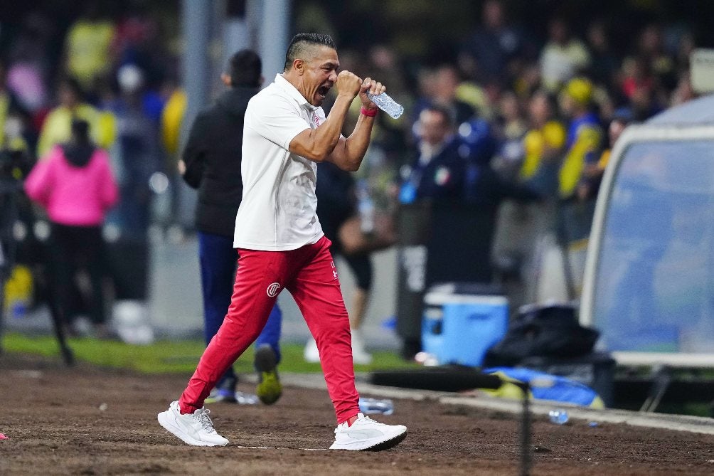 Ambriz festeja el gol de Torres Nilo