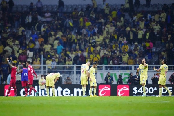 Jugadores de las Águilas en lamento