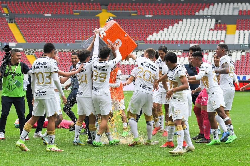 Pumas Sub 20 celebrando el título del AP22