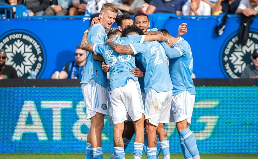 Jugadores del NYCFC celebran gol