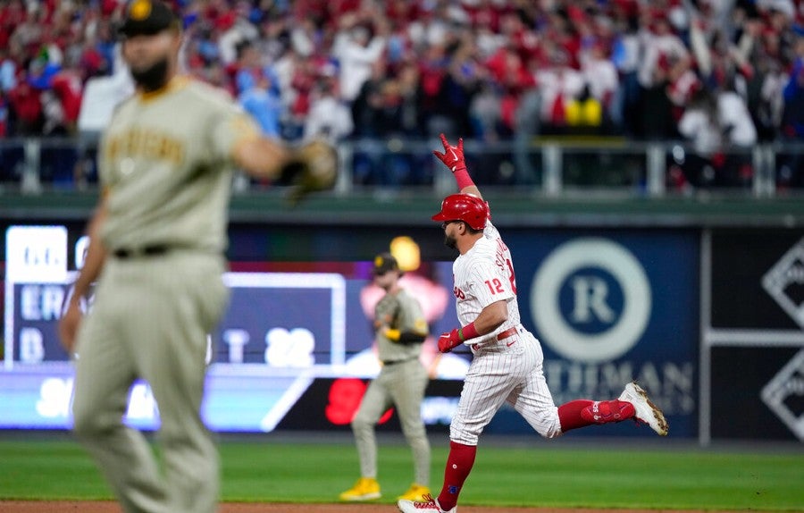 Rhys Hoskins recorre las bases