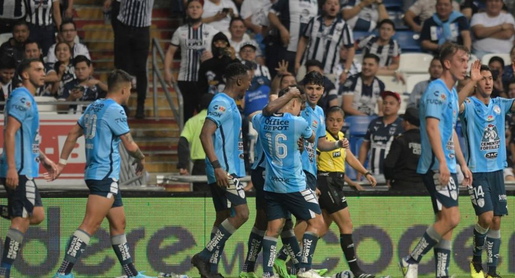 Jugadores de Pachuca festejando un gol