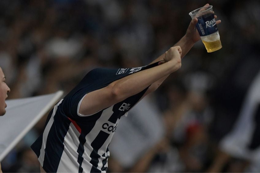 Aficionado de Rayados durante un partido