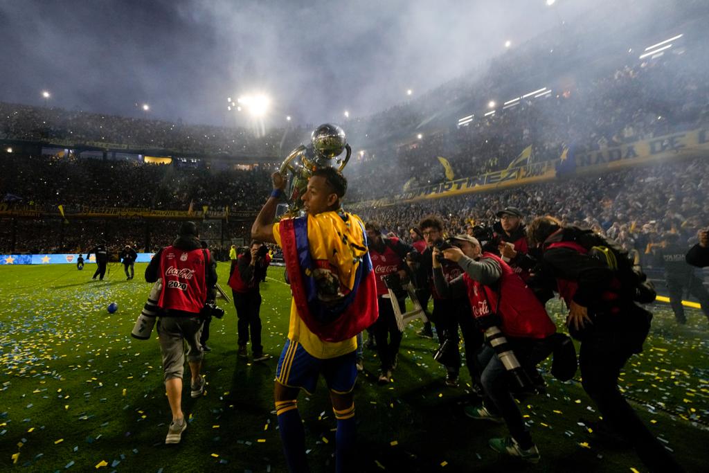 Sebastián Villa con la Copa