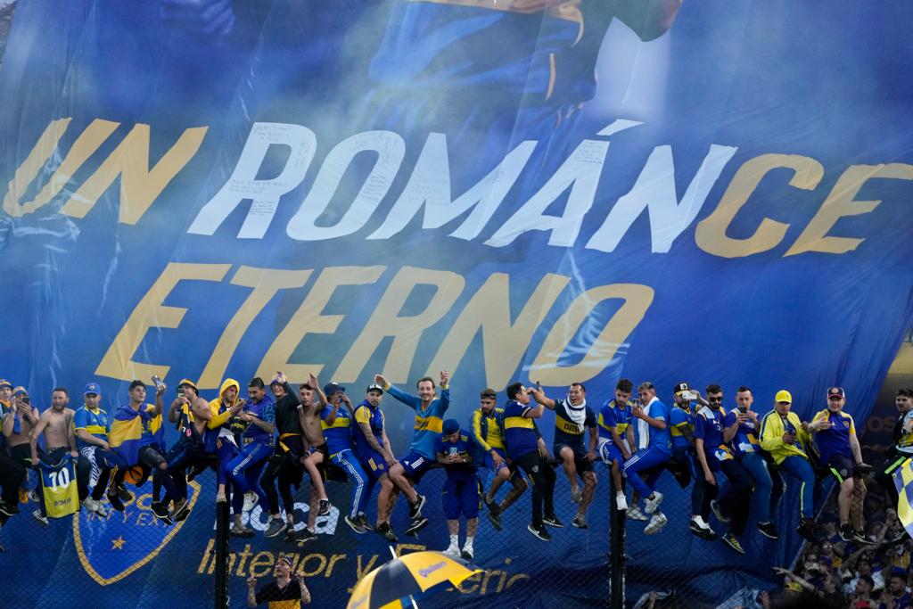 Afición de Boca celebrando 