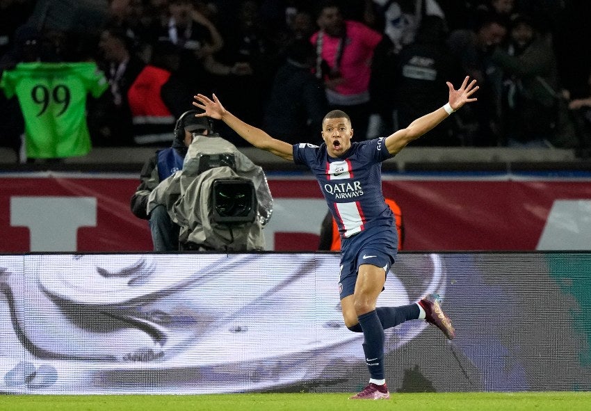 Mbappé celebrando un gol con el PSG