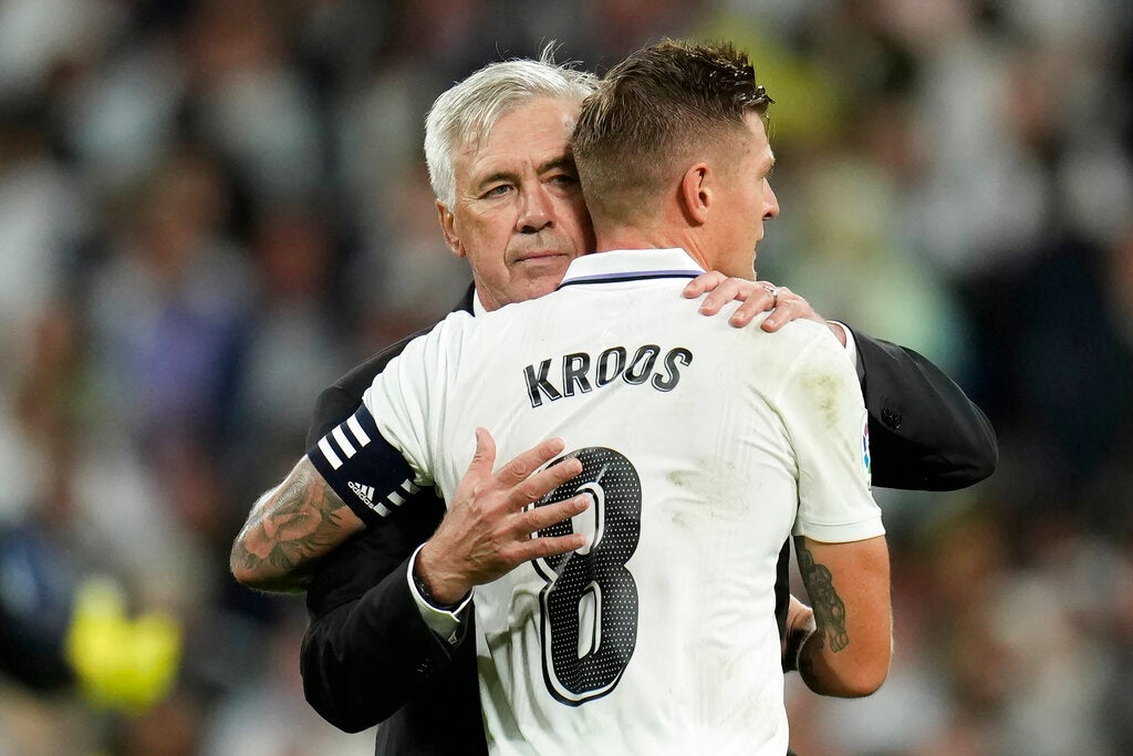 Carlo Ancelotti en abrazo con Kross