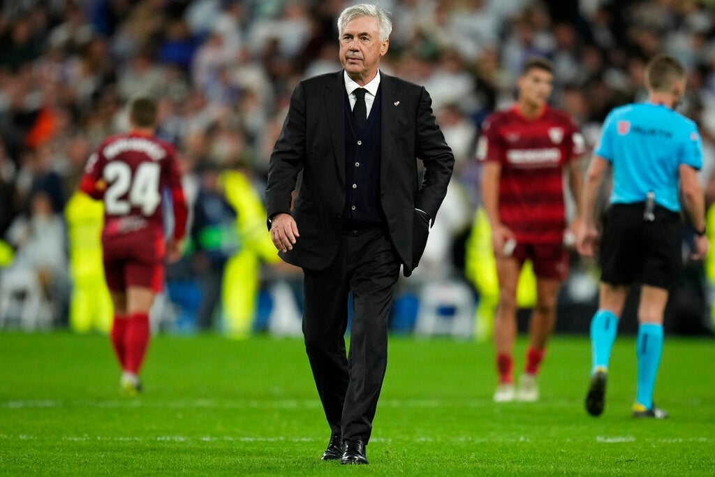 Carlo Ancelotti dirigiendo un partido del Real Madrid