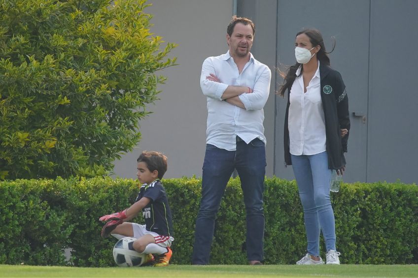 Santiago Baños durante un partido del América Femenil