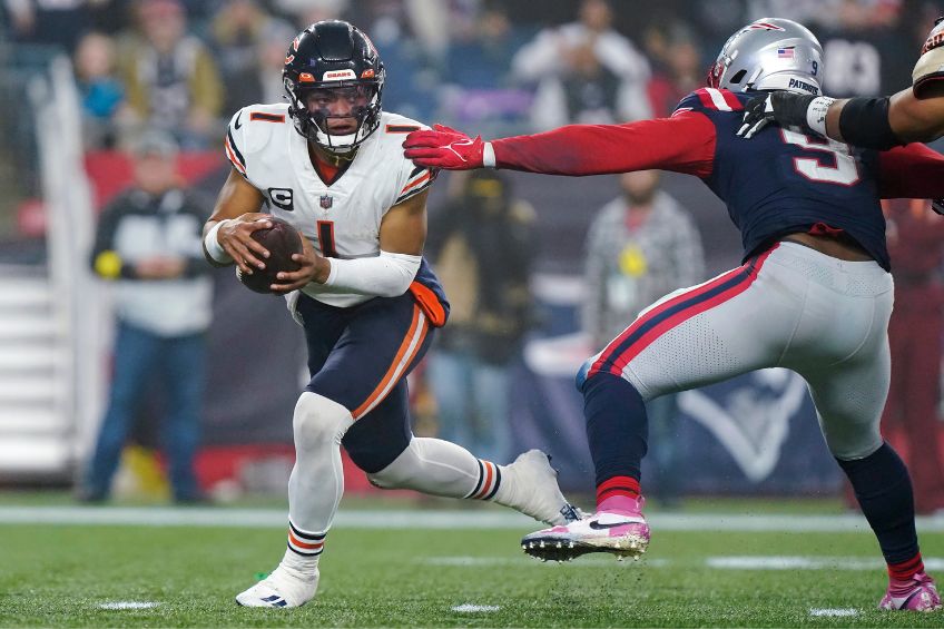 Justin Fields durante un partido de los Bears