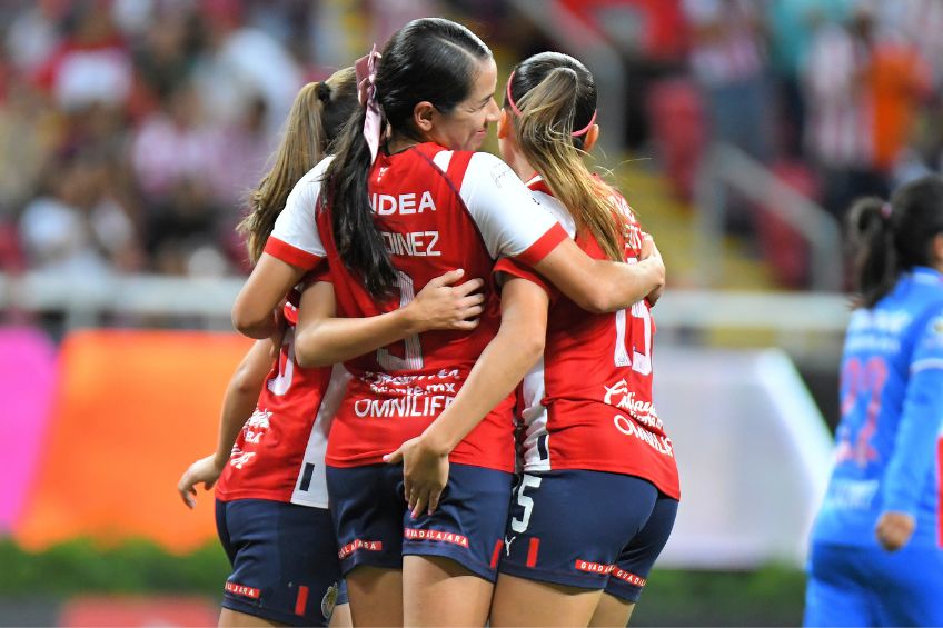 Jugadoras de Chivas festejando un gol