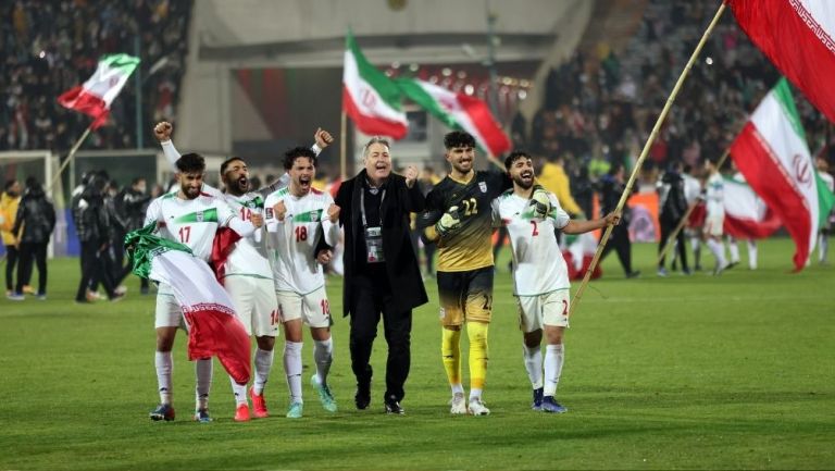 Elementos de Irán celebran boleto a Qatar