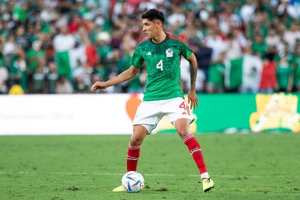 Edson Álvarez en acción con el Tri