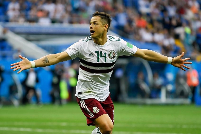 Chicharito Hernández festejando un gol