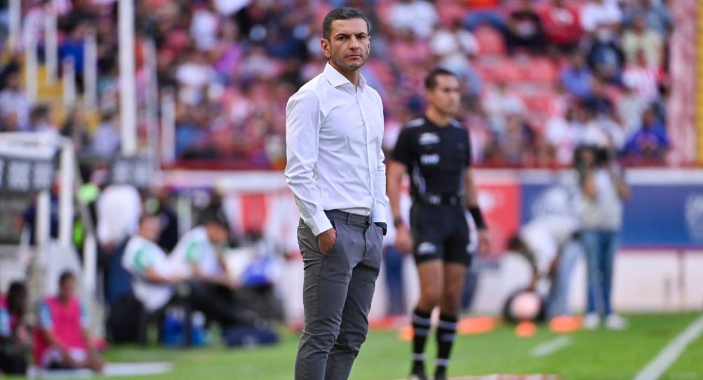 Jaime Lozano dirigiendo a Necaxa