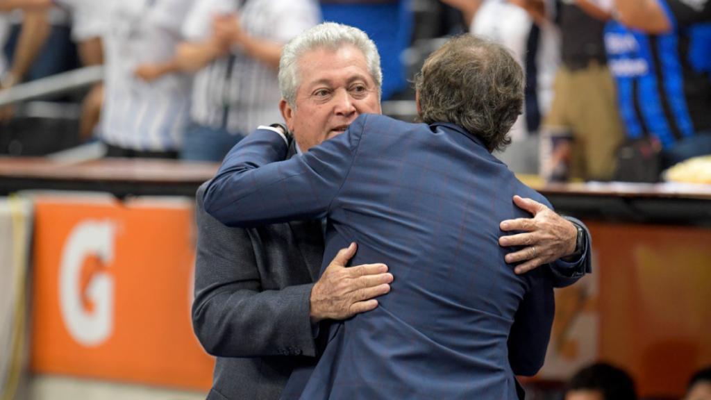 Abrazo entre Vucetich y Almada