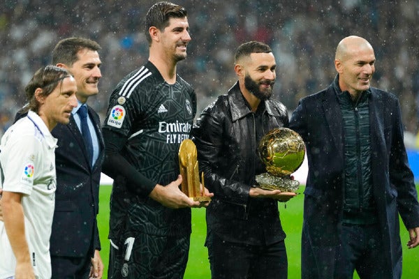 El ex técnico junto a las figuras del Madrid