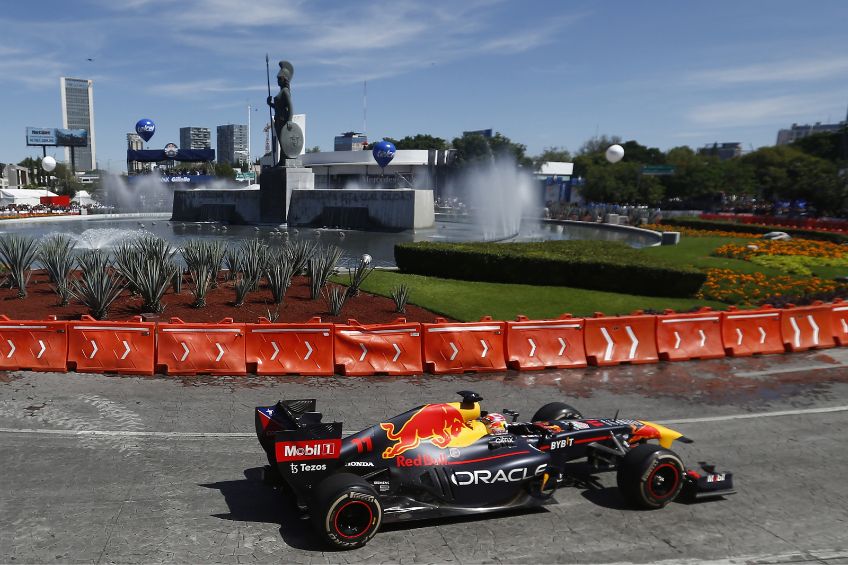 Checo Pérez durante el Red Bull Showrun