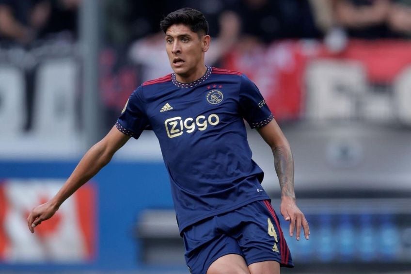 Edson Álvarez durante un partido del Ajax